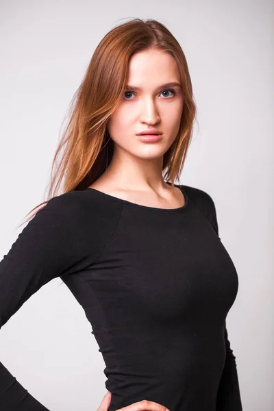Portré közeli fiatal gyönyörű barna modell — Stock Fotó