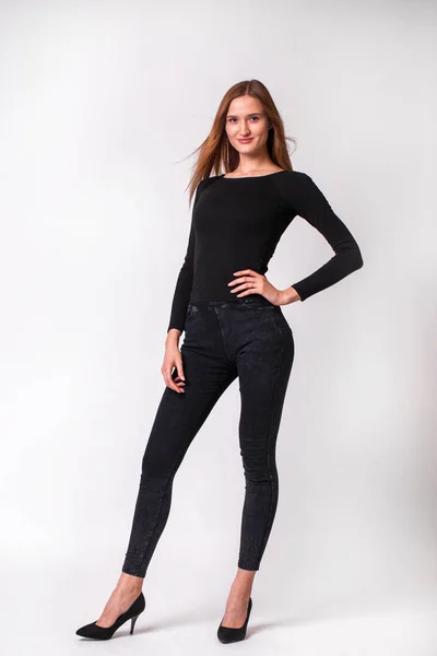 Mooie sexy vrouw in zwarte jeans — Stockfoto