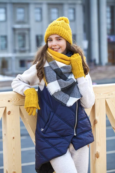 Fashion jonge vrouw in de winter tijd — Stockfoto
