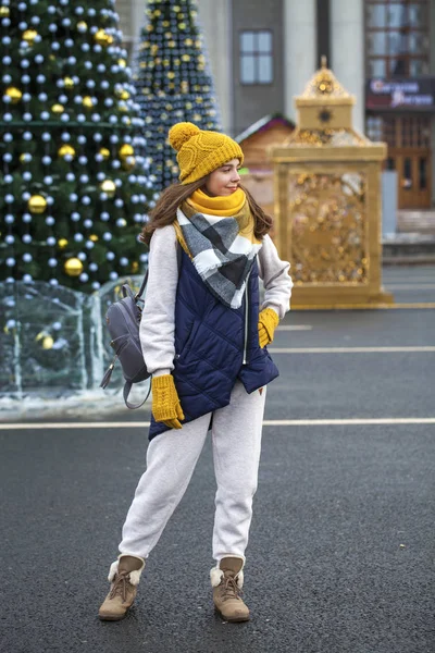 Moda jovem mulher no tempo de inverno — Fotografia de Stock