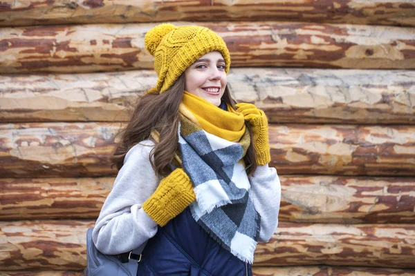 Moda mujer joven en el tiempo de invierno — Foto de Stock