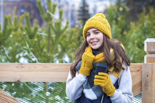 Junges Mädchen mit einem Glas Kaffee im Winterpark — Stockfoto