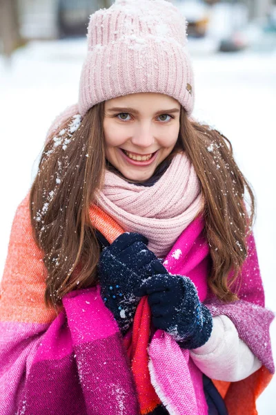 Fashion jonge vrouw in de winter tijd — Stockfoto