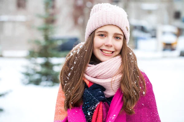 Fashion jonge vrouw in de winter tijd — Stockfoto