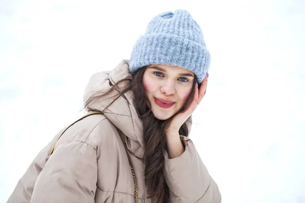 Fashion jonge vrouw in de winter tijd — Stockfoto