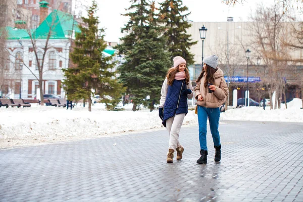 Ritratto a figura intera di due ragazze che camminano in un parco invernale — Foto Stock