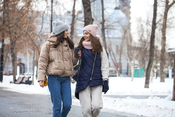 Kış parkında yürüyen iki genç kızın yakın portresi. — Stok fotoğraf