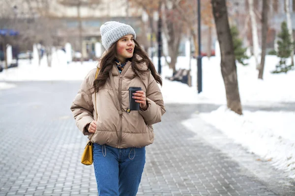 Moda giovane donna nel periodo invernale — Foto Stock