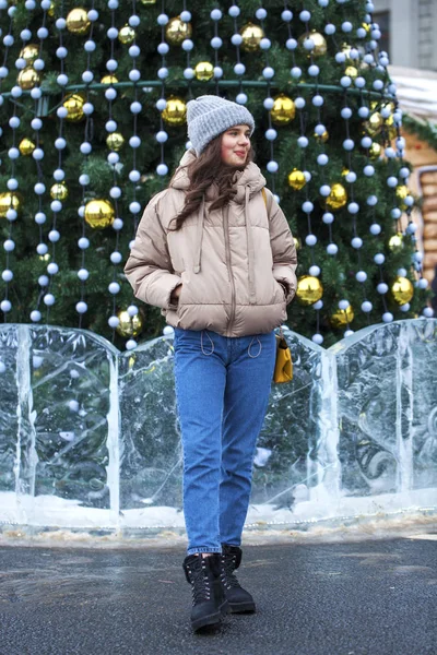 Porträt eines jungen Mädchens in Blue Jeans, das in einem Winterpark spaziert — Stockfoto