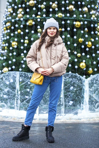 Porträt eines jungen Mädchens in Blue Jeans, das in einem Winterpark spaziert — Stockfoto