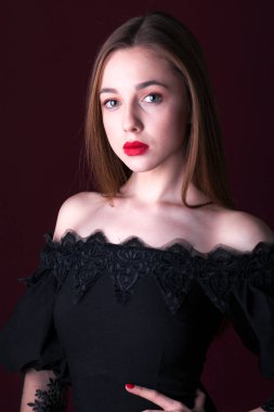 Siyah elbiseli güzel bir kızın portresi. 