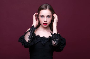 Siyah elbiseli güzel bir kızın portresi. 