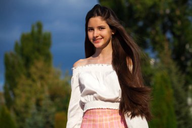 Ekose etek ve beyaz bluz oldukça şık esmer kız 