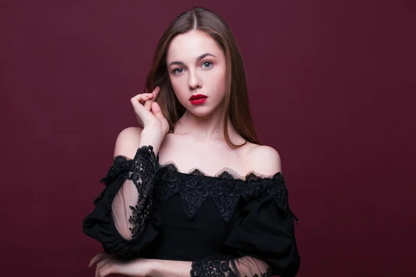 Retrato de uma jovem menina bonita em vestido preto — Fotografia de Stock