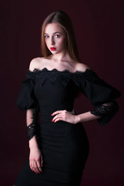 Porträtt av en ung vacker flicka i svart klänning — Stockfoto