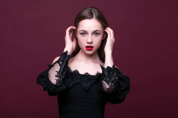 Ritratto di una giovane bella ragazza in abito nero — Foto Stock