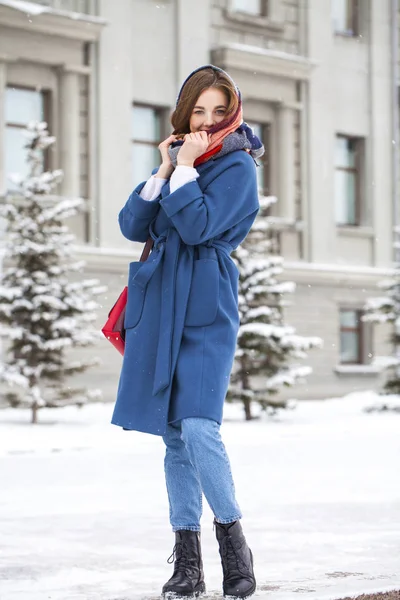 Retrato de una joven en vaqueros azules caminando en un parque de invierno — Foto de Stock