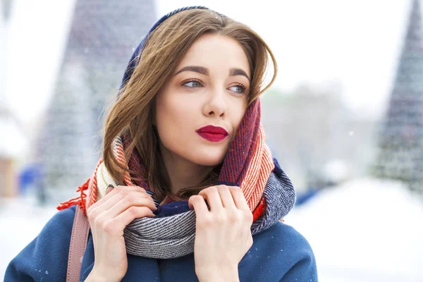 Moda mujer joven en el tiempo de invierno — Foto de Stock