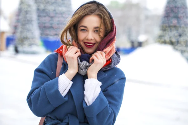 Moda mujer joven en el tiempo de invierno — Foto de Stock