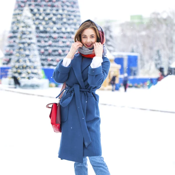 Moda mujer joven en el tiempo de invierno — Foto de Stock