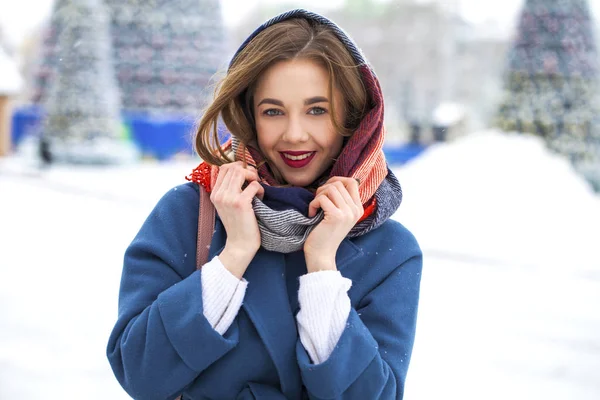 Moda mujer joven en el tiempo de invierno — Foto de Stock