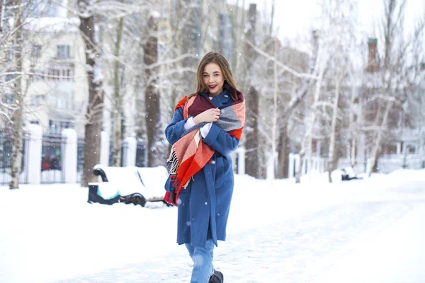 Moda mujer joven en el tiempo de invierno — Foto de Stock