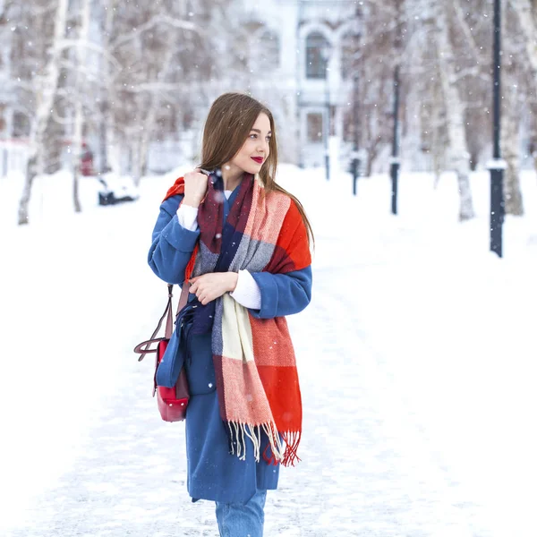 Moda młoda kobieta w okresie zimowym — Zdjęcie stockowe