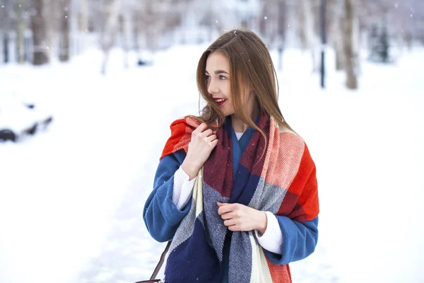 Moda mujer joven en el tiempo de invierno —  Fotos de Stock