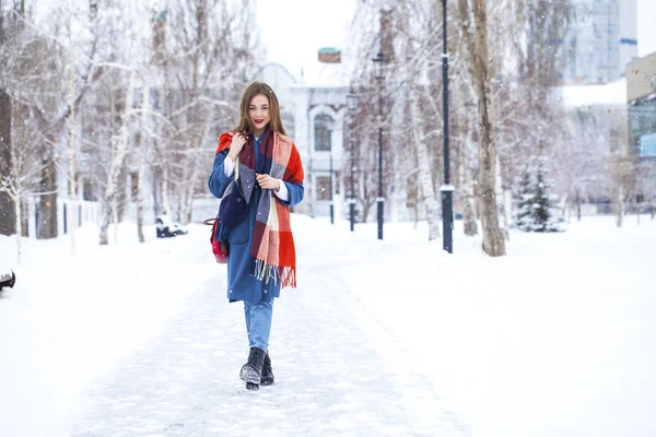Portret młodej dziewczyny w niebieskich dżinsach spacerującej po zimowym parku — Zdjęcie stockowe