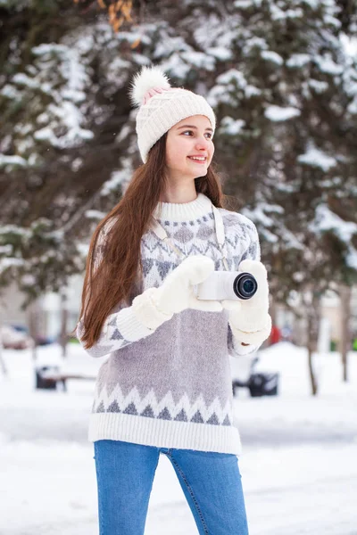 Молодая красивая девушка в шерстяном свитере позирует зимой у — стоковое фото
