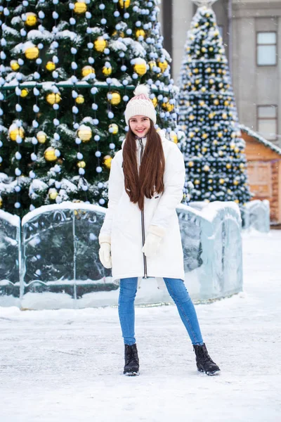 Fashion young girl in the winter time — Stock Photo, Image