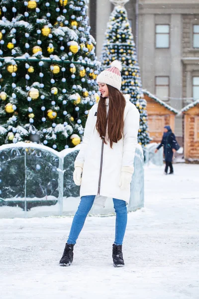 Mode jeune fille dans le temps d'hiver — Photo