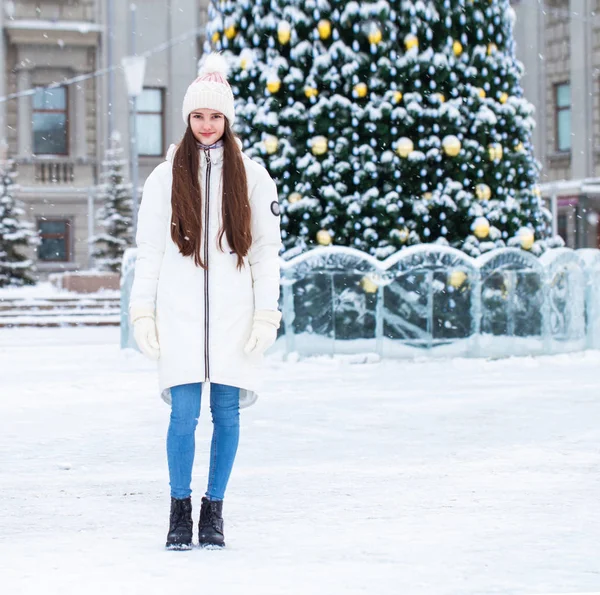 Мода молода дівчина в зимовий час — стокове фото