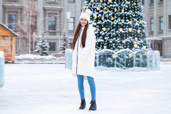 Moda giovane ragazza nel periodo invernale — Foto Stock