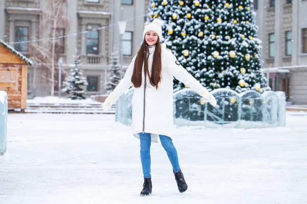 Moda giovane ragazza nel periodo invernale — Foto Stock