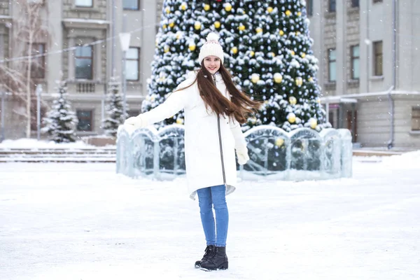 Fashion young girl in the winter time — 스톡 사진