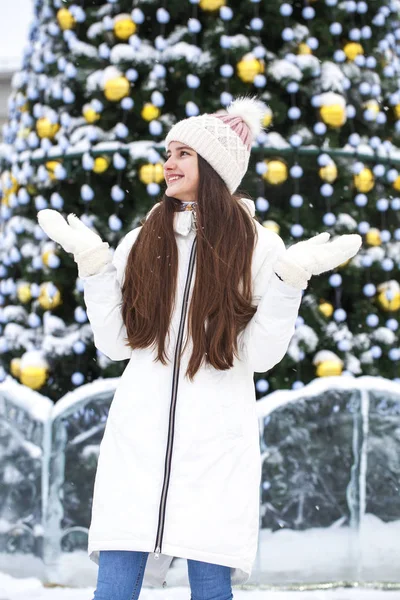 Moda giovane ragazza nel periodo invernale — Foto Stock