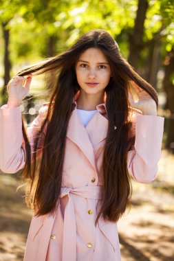 Bir arka plan o pembe ceket genç bir esmer kız Portresi