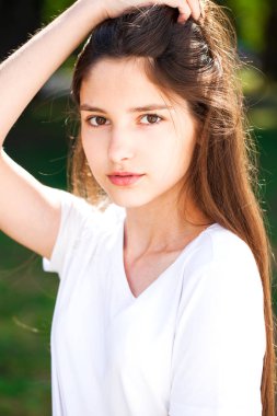 bir backgroun üzerinde beyaz t-shirt eautiful esmer kız