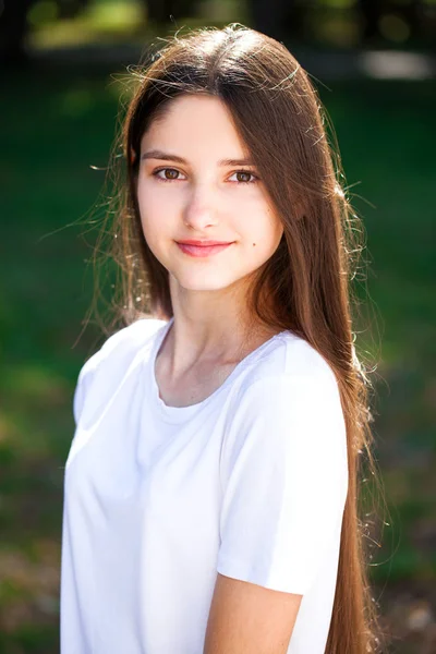 Eautiful brunette meisje in wit t-shirt op een backgroun — Stockfoto