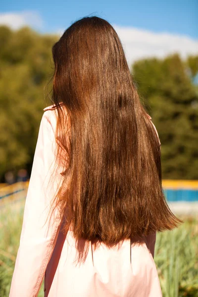 Pelo morena femenina, vista trasera, parque de verano —  Fotos de Stock