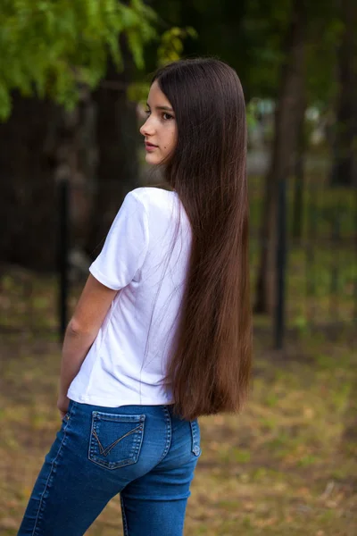 Női barna haj, visszapillantótükör, nyári Park — Stock Fotó
