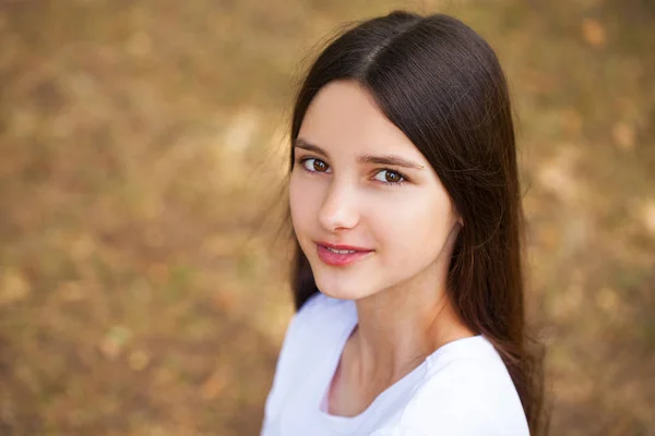 Menina loira bonita nova com ombros nus — Fotografia de Stock