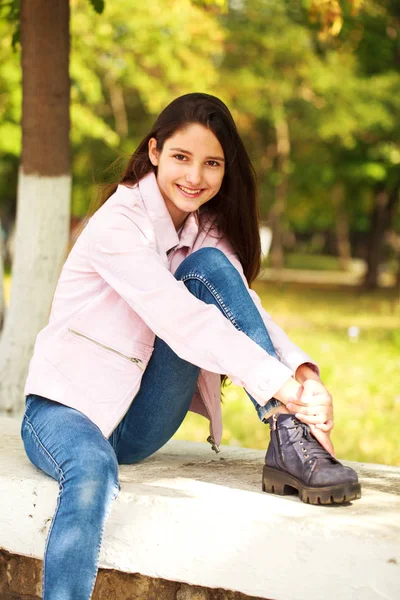 Retrato de uma jovem na jaqueta rosa em um fundo de autum — Fotografia de Stock