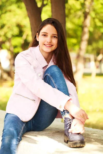 Retrato de una joven con chaqueta rosa sobre un fondo de autum — Foto de Stock