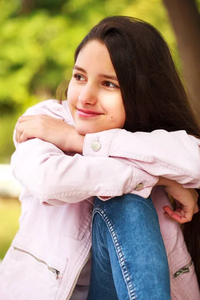 분홍색 재킷을 입은 어린 소녀의 초상화 — 스톡 사진