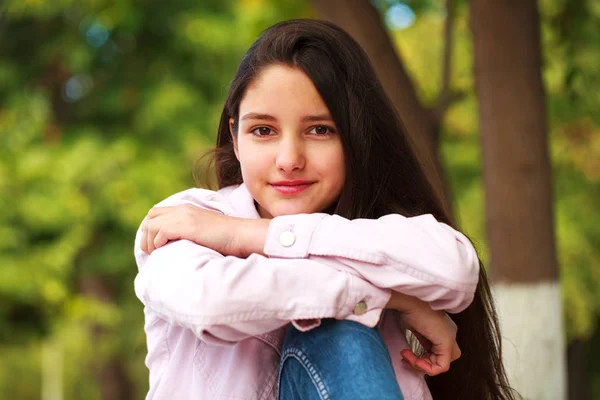 Porträtt av en ung flicka i rosa jacka på en bakgrund av autum — Stockfoto