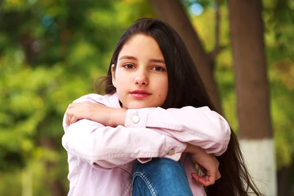 Portret van een jong meisje in roze jasje op een achtergrond van Autum — Stockfoto