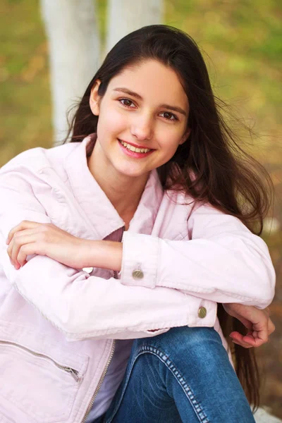 Retrato de uma jovem na jaqueta rosa em um fundo de autum — Fotografia de Stock