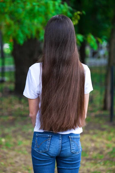 Cabelo feminino morena, vista traseira, parque de verão — Fotografia de Stock